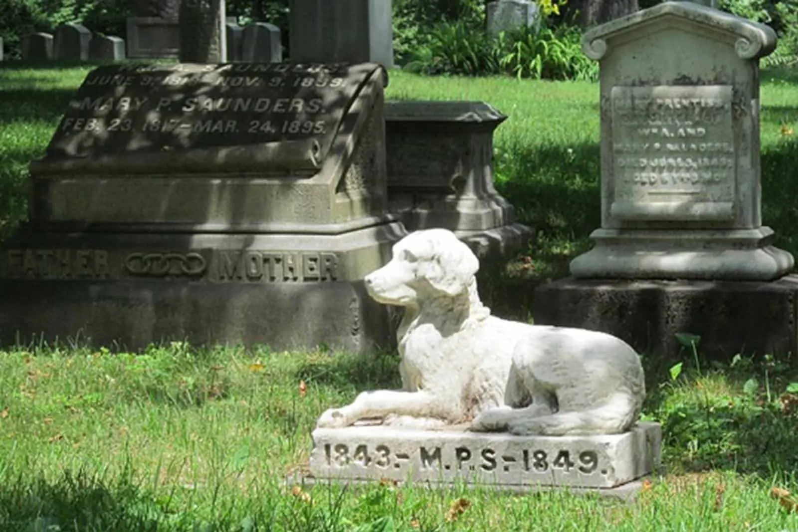 Hundestatue auf dem Tierfriedhof