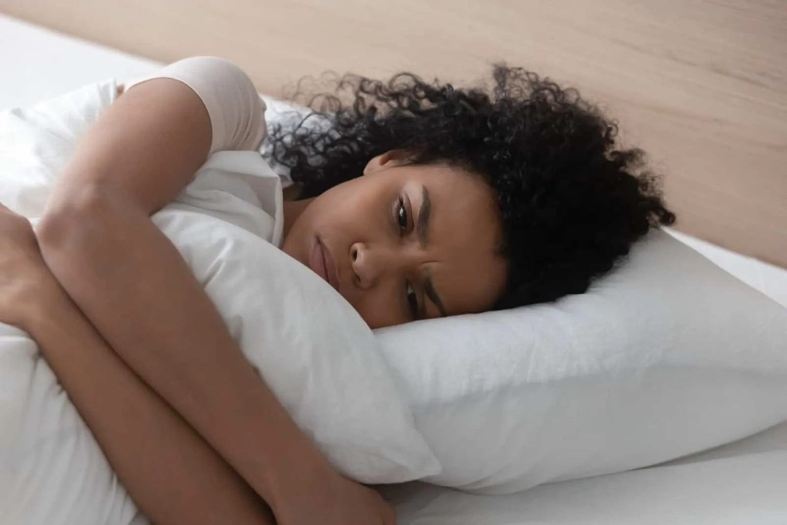 besorgte Frau im Bett liegen