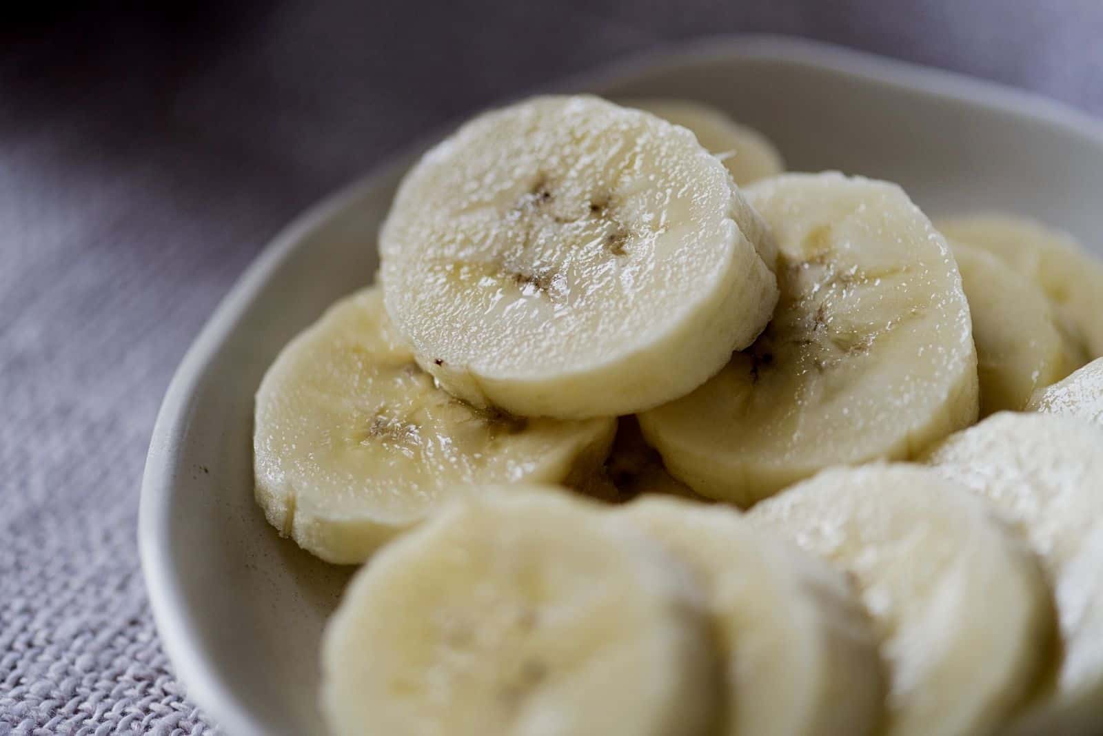ein Teller voller Bananen in Scheiben geschnitten
