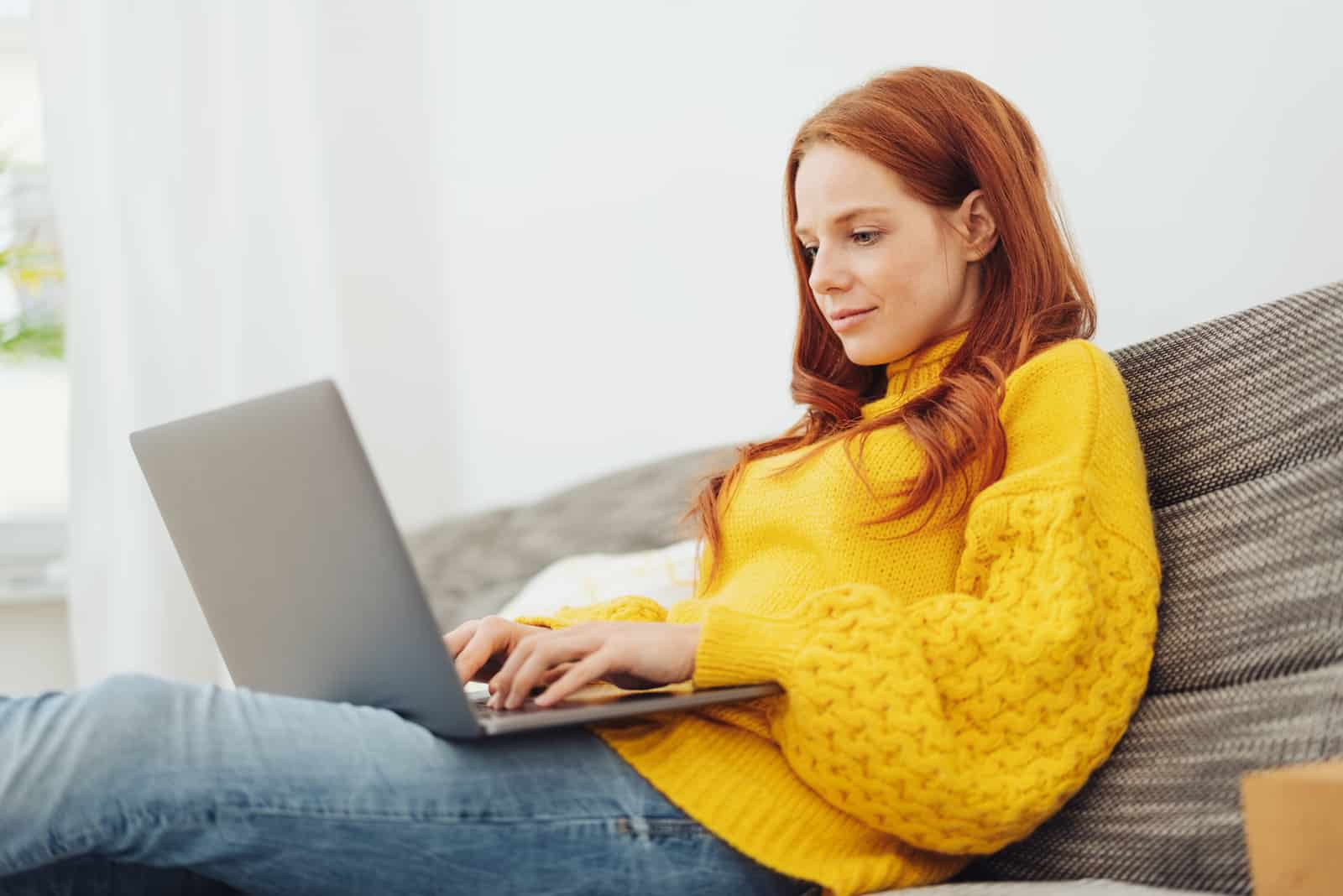 Frau zu Hause mit einem Laptop entspannen