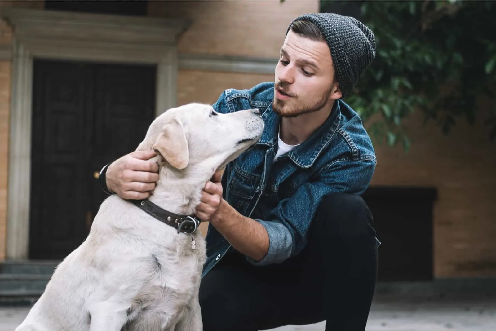 Mann spricht mit seinem Hund