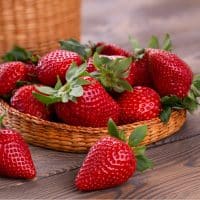 saftige Erdbeeren in einer Weidenschale