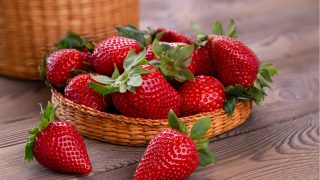 saftige Erdbeeren in einer Weidenschale