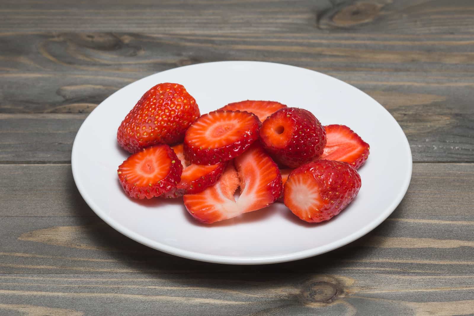 Geschnittene Erdbeeren auf einem Teller