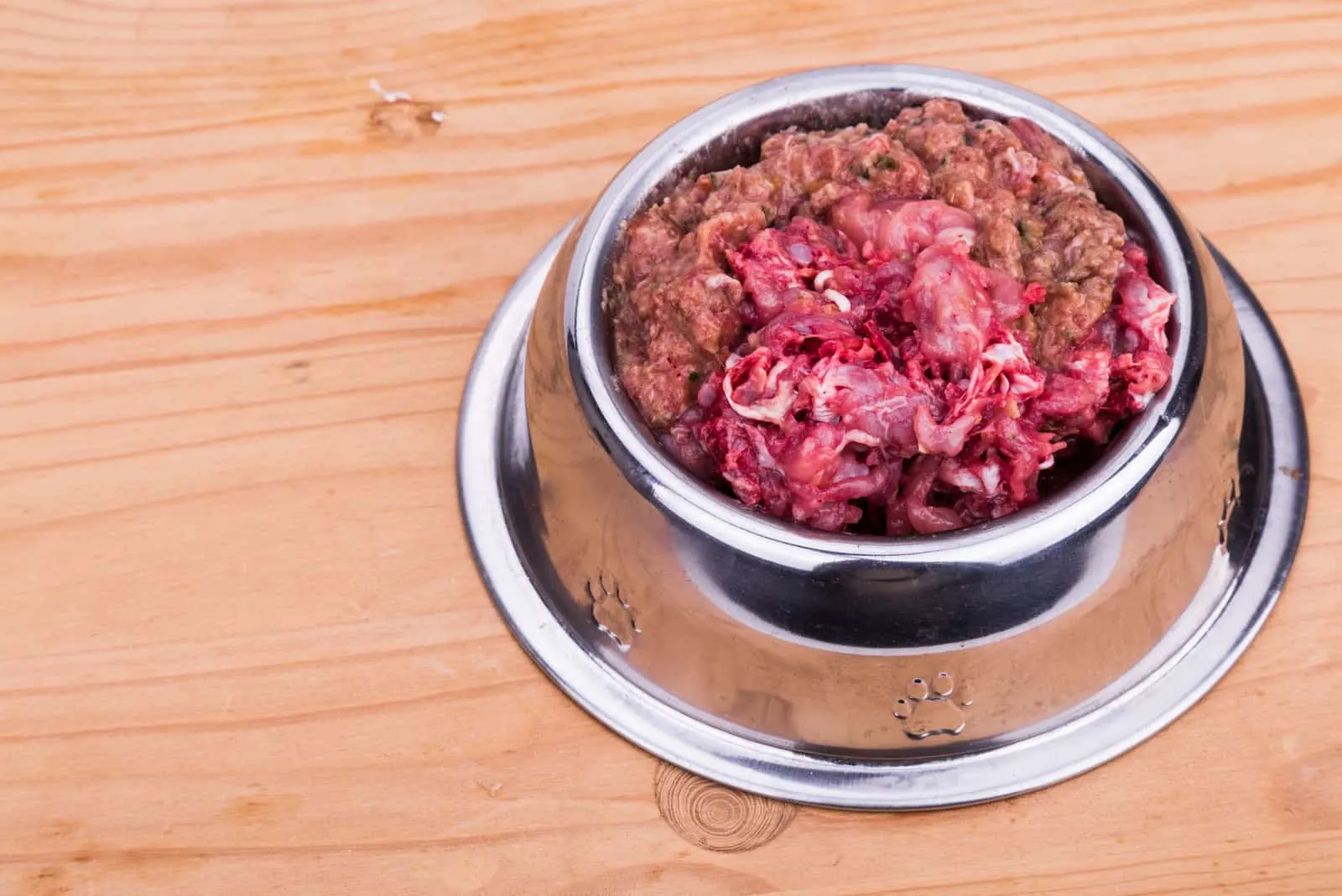 Frisches, nahrhaftes und köstliches Hackfleisch aus rohem Fleisch und Knochenhund in einer Schüssel