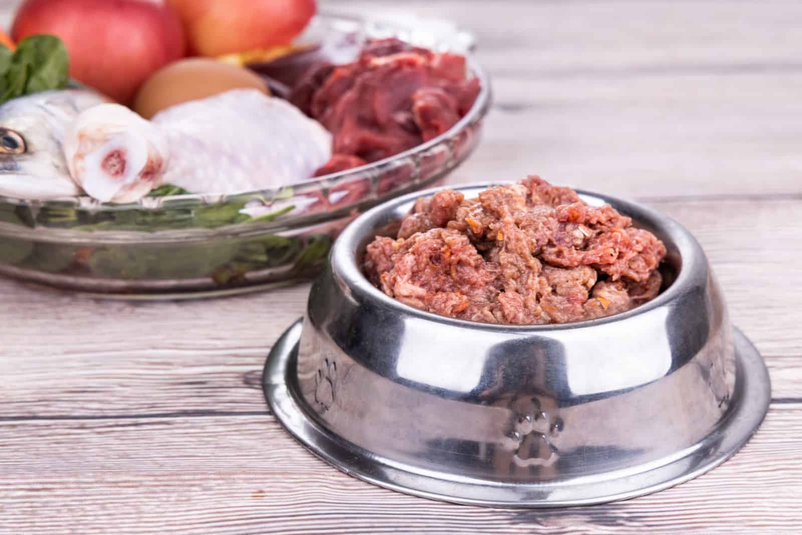 MInced Barf Rohkost Rezept Zutat für Hunde bestehend aus Fleisch, Organen, Fisch, Eiern und Gemüse für eine gute Gesundheit