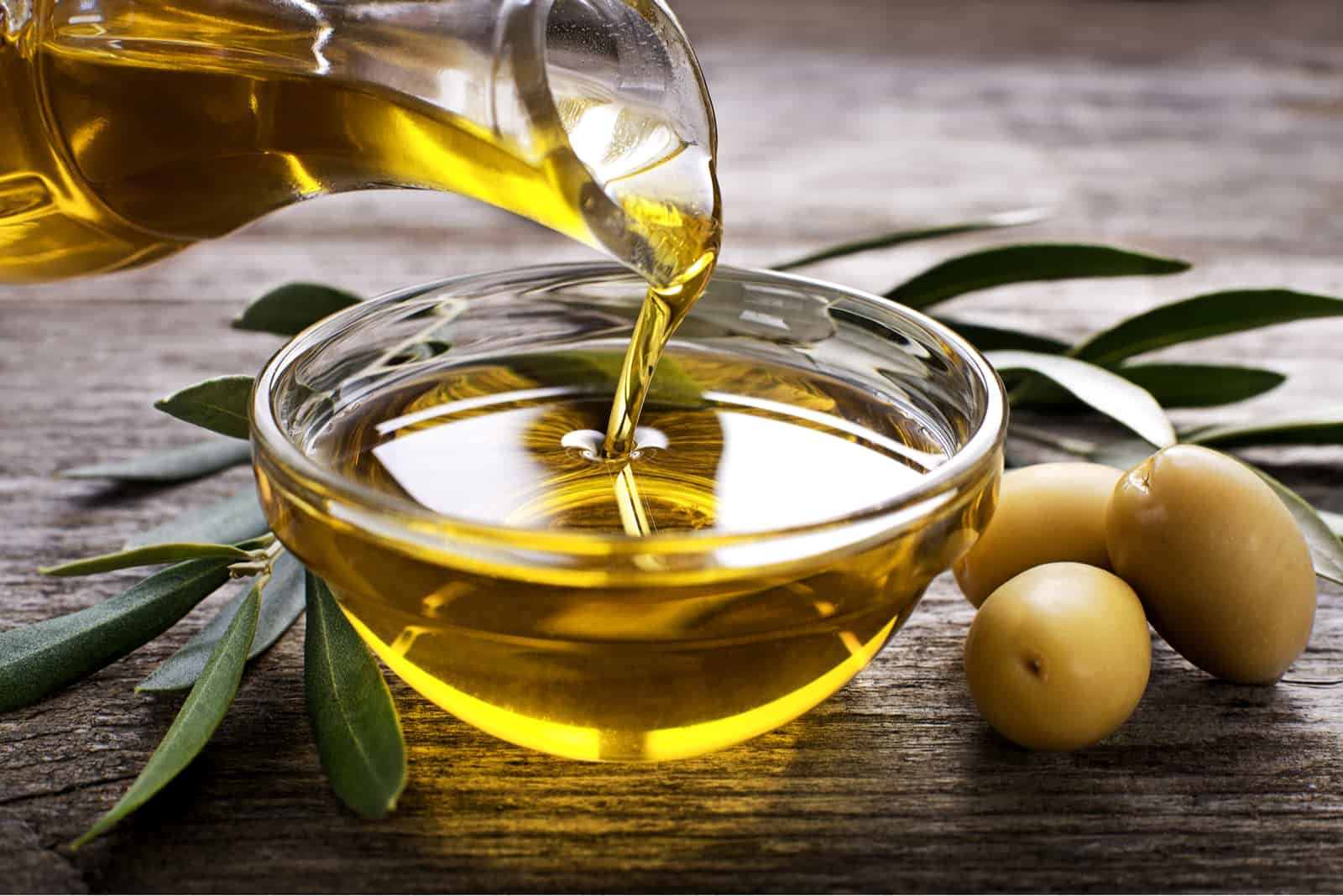 Olivenöl in einer Schüssel auf dem Tisch
