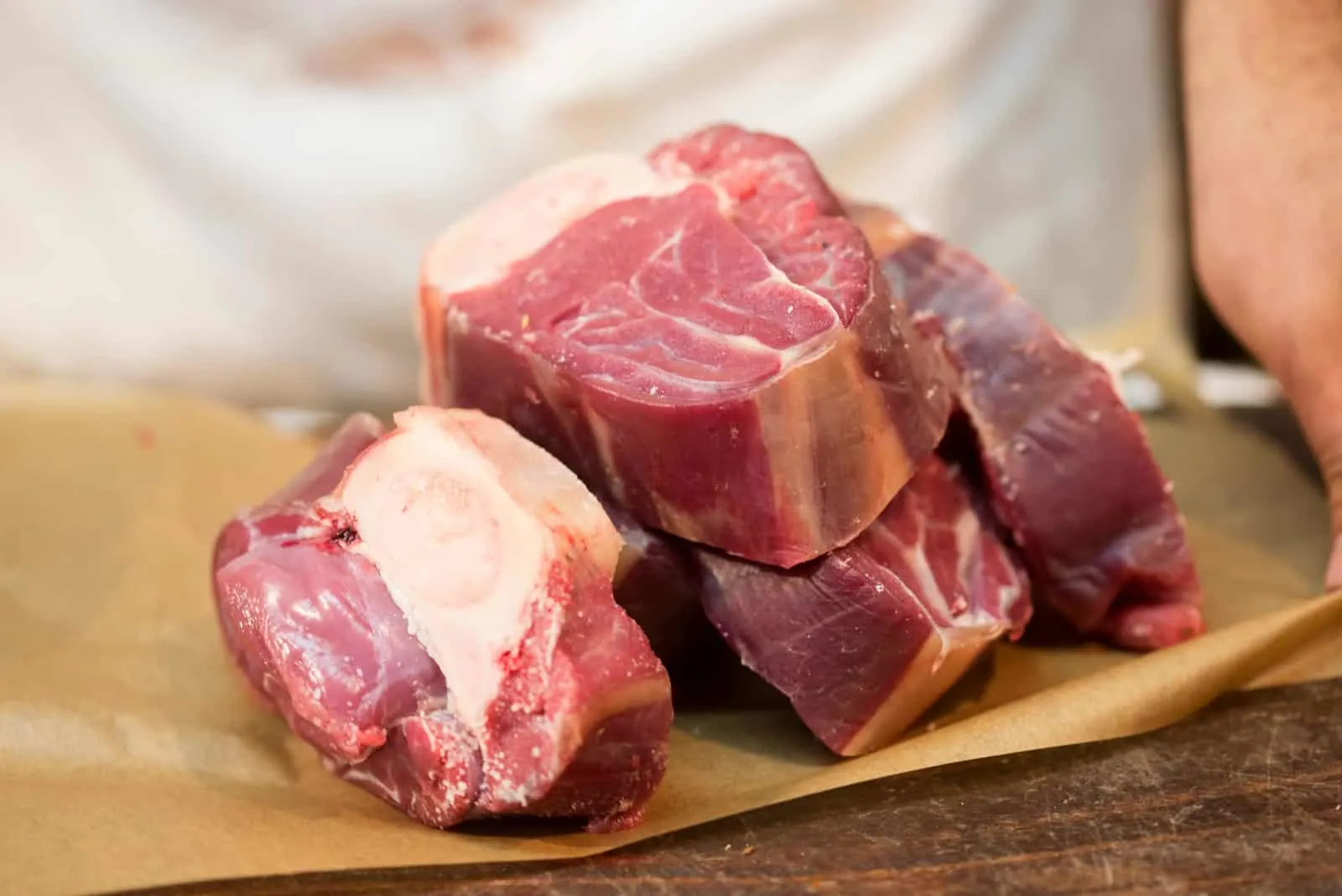 frisches Rindfleisch in Scheiben geschnitten