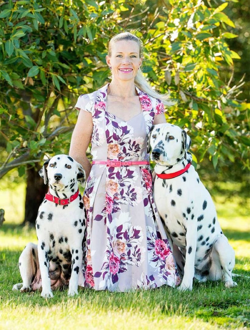 Besitzerin und ihre zwei Dalmatiner