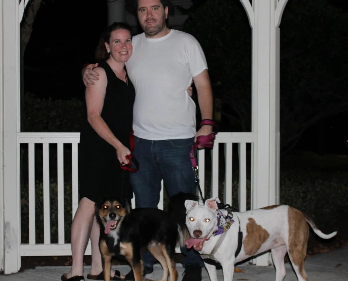 Ein Mann und eine Frau mit zwei Hunden