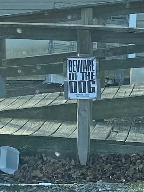 Ein Schild auf dem steht Vorsicht vor dem Hund
