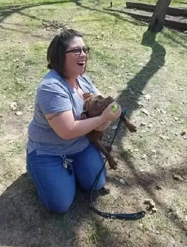 Frau spielt mit Hund