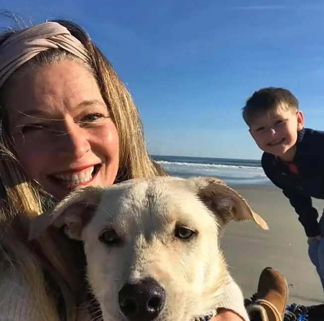 Hund am Strand mit neuer Familie