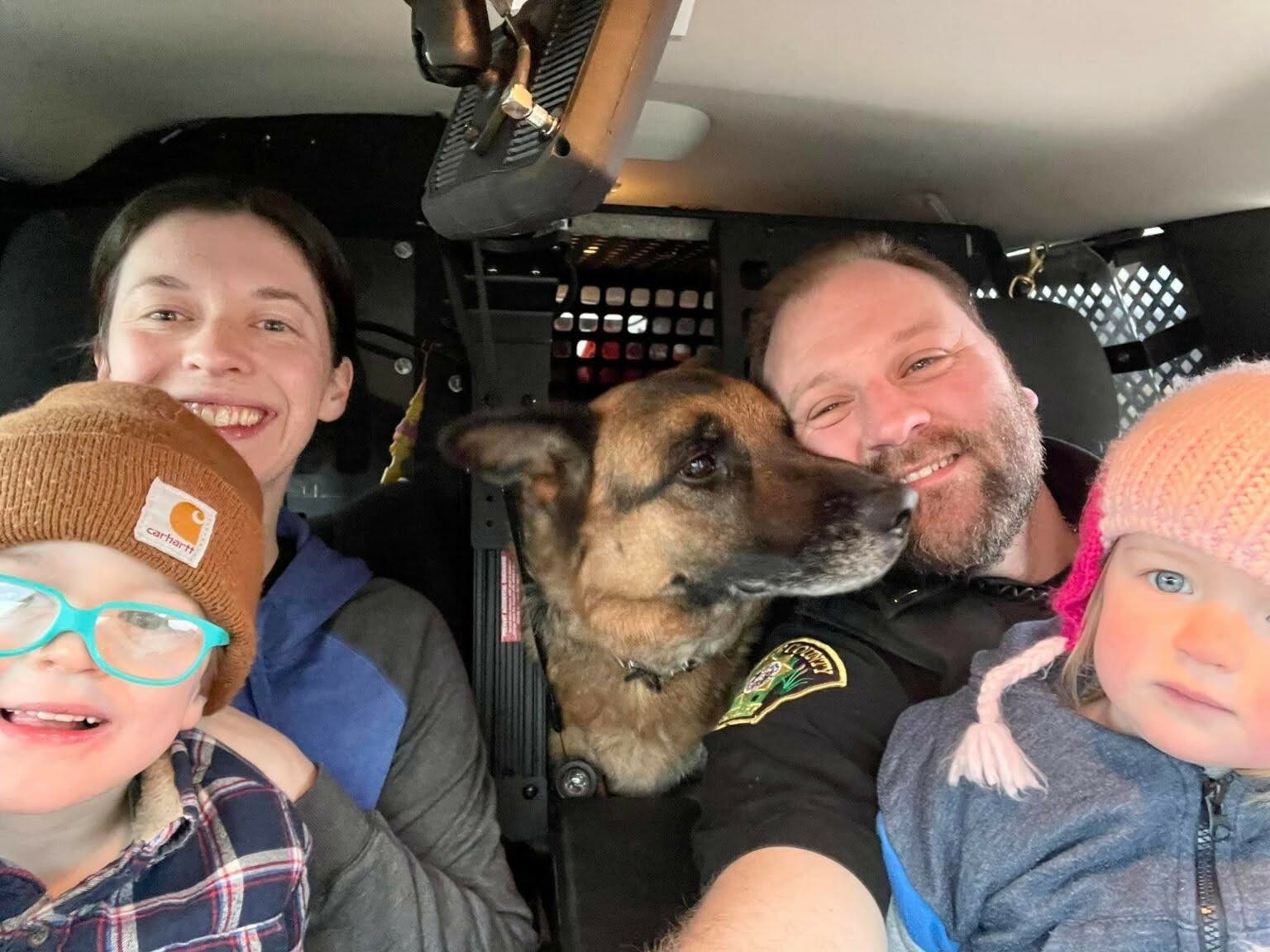 Hund mit Familie im Auto
