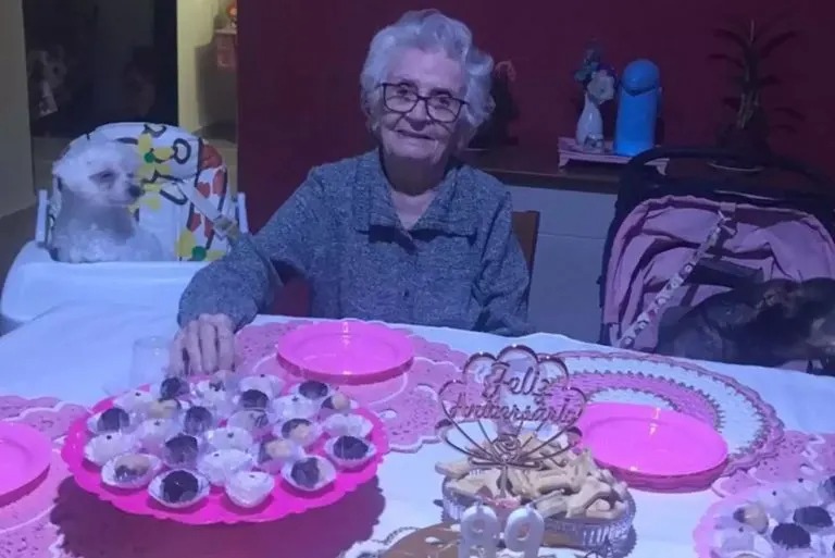 Oma an ihrem Geburtstag mit ihren Hundefreunden