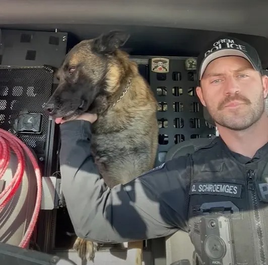 Polizeihund und sein Partner im Polizeiauto