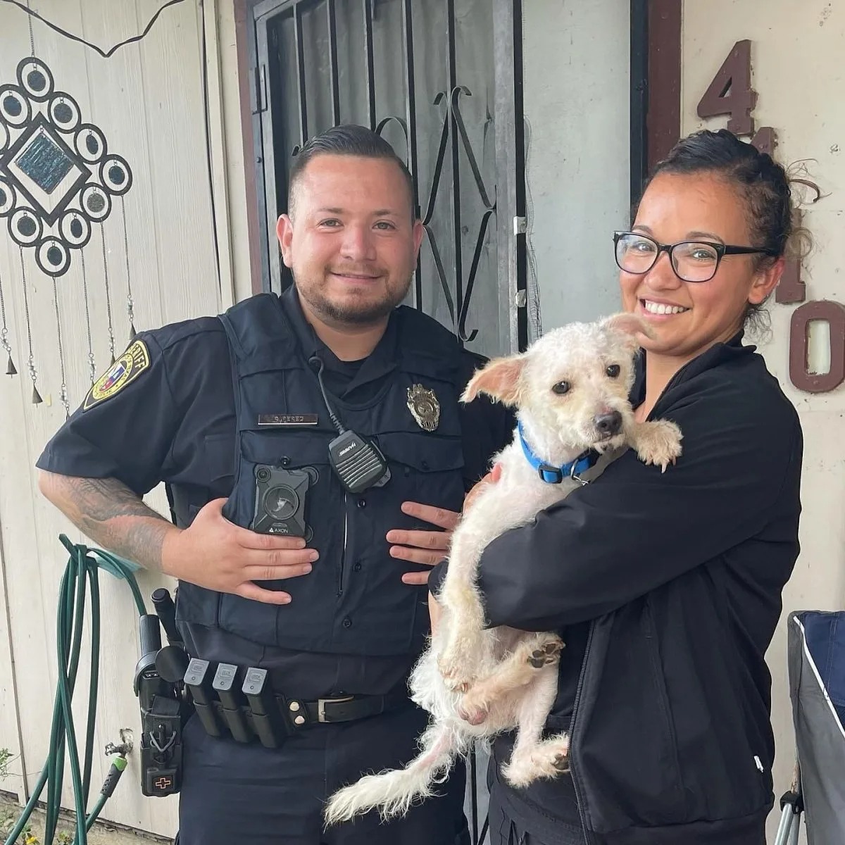 Polizist bringt vermissten Hund nach Hause