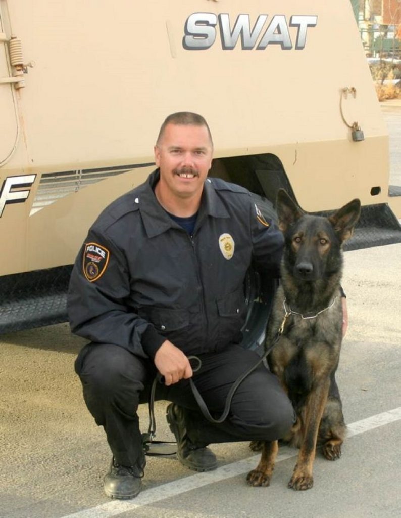 Polizist und sein Hund