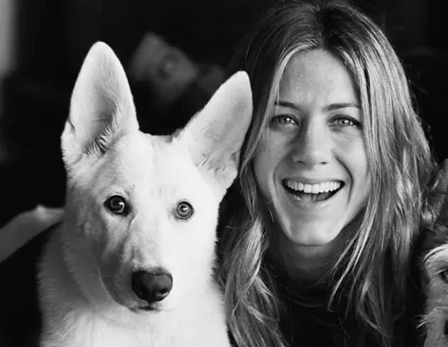 Schwarz-weißes Foto von Jennifer Aniston und ihrem Hund