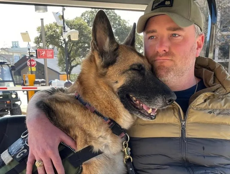 Veteran mit seinem Diensthund