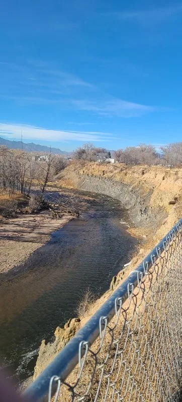 Ein Fluss und eine Klippe