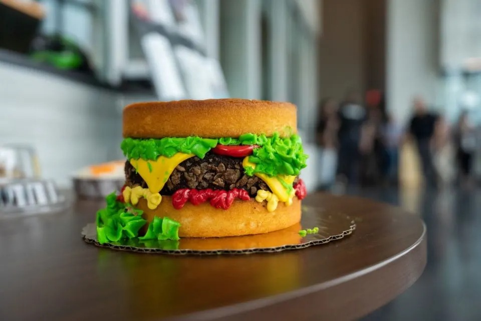 Ein Kuchen in der Form eines Cheeseburgers