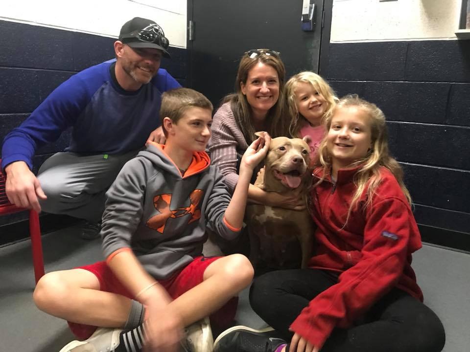 Familie mit gerettetem Hund