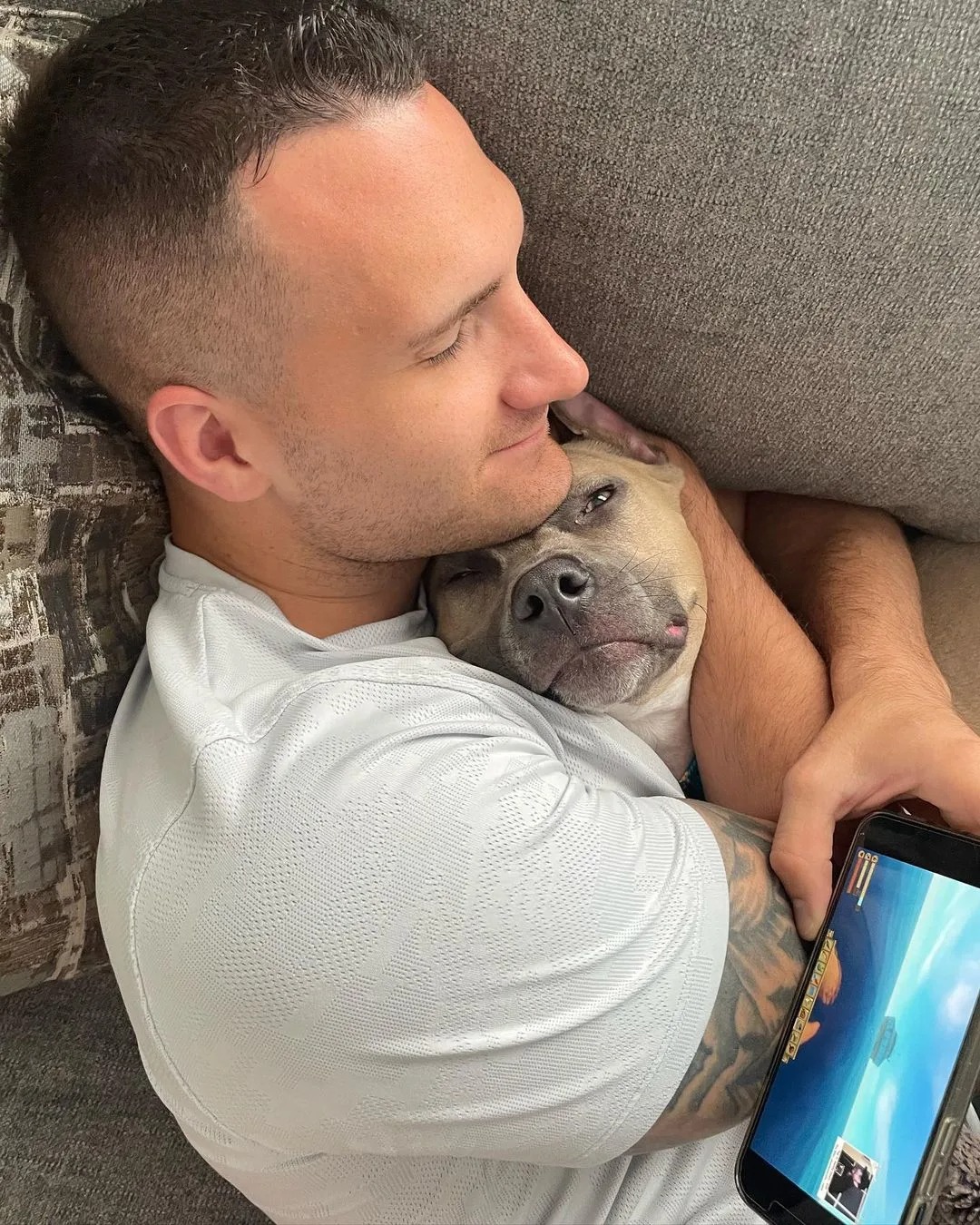 Mann kuschelt mit seinem Adoptivhund