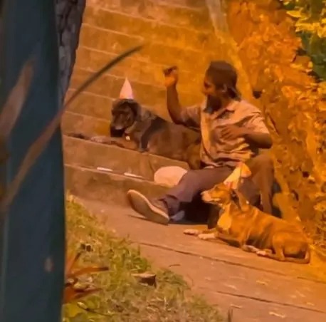 Obdachloser Mann feiert den Geburtstag seiner Hunde