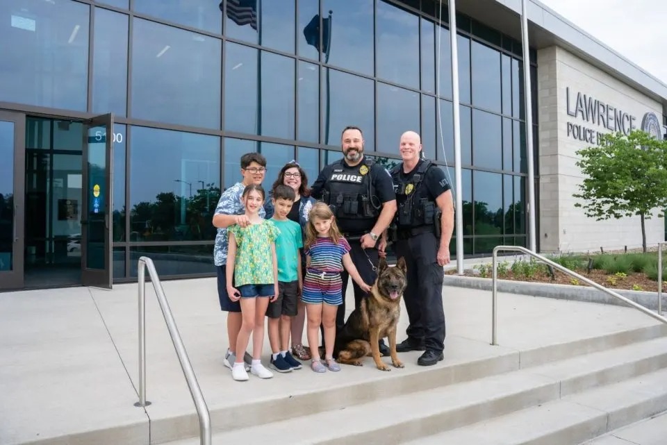 Polizeihund geht in den Ruhestand mit seiner Familie