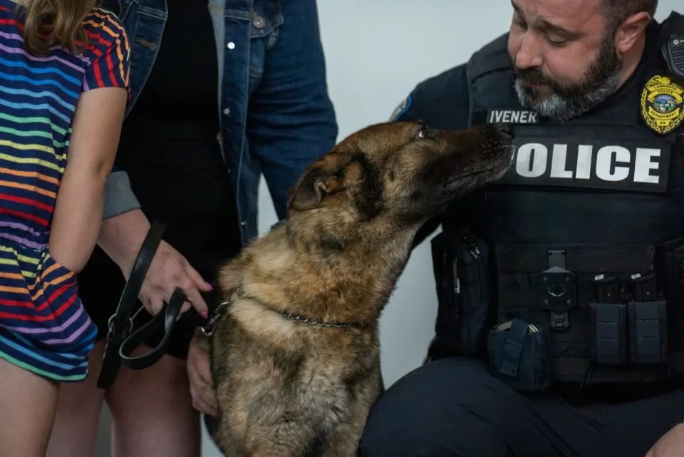 Polizeihund verabschiedet sich von seinen Kollegen