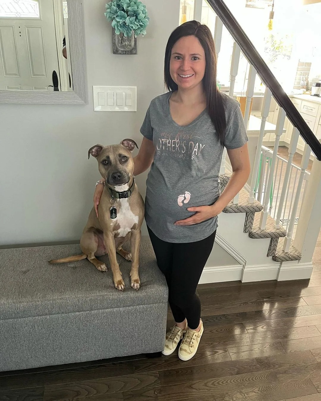 Schwangere Frau mit adoptiertem Hund