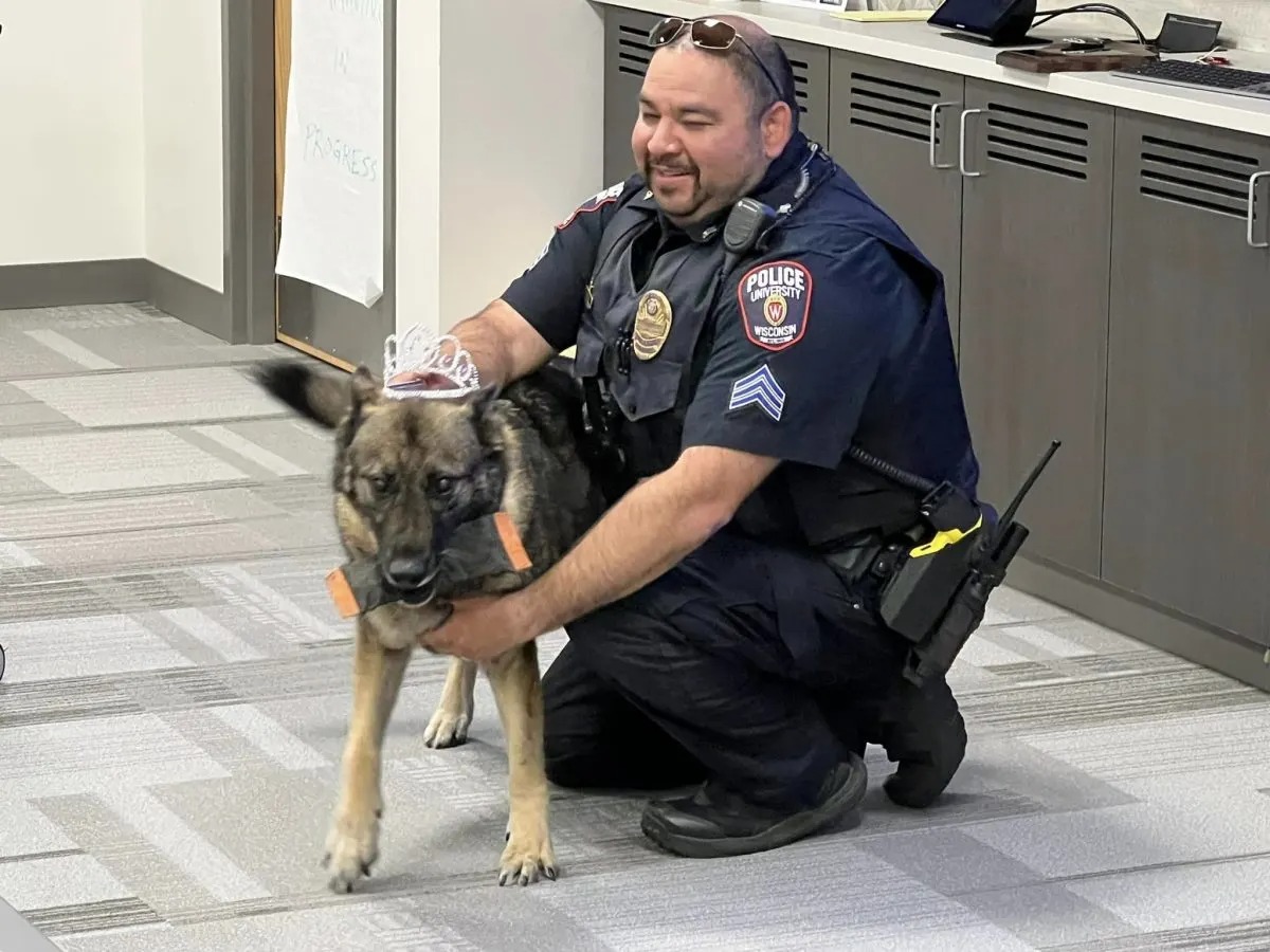 Foto von Hund Maya mit einem Offizier