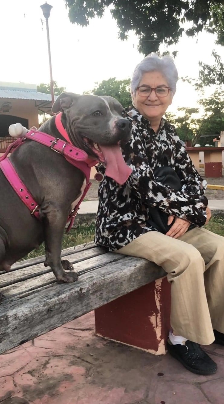 Hund mit Oma auf dem Hof