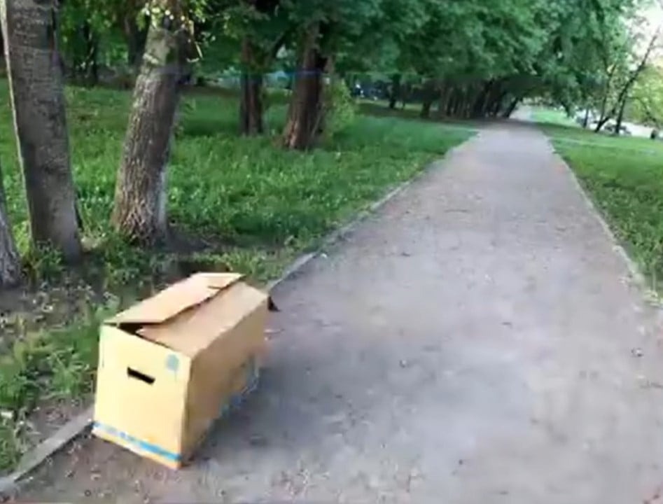 Kiste auf einem Gehweg