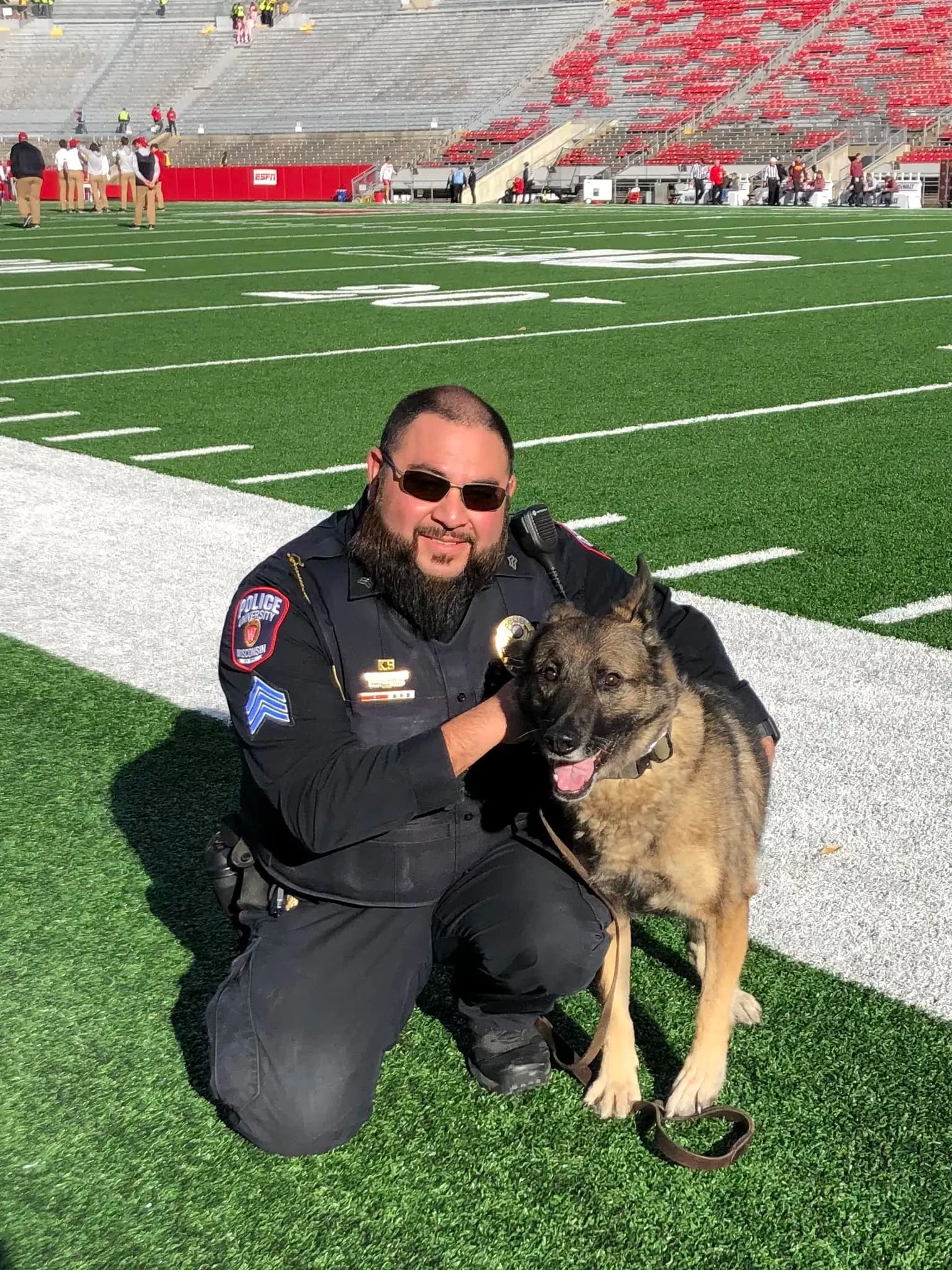 Polizeibeamter und Hund Maya auf einem Fussballplatz