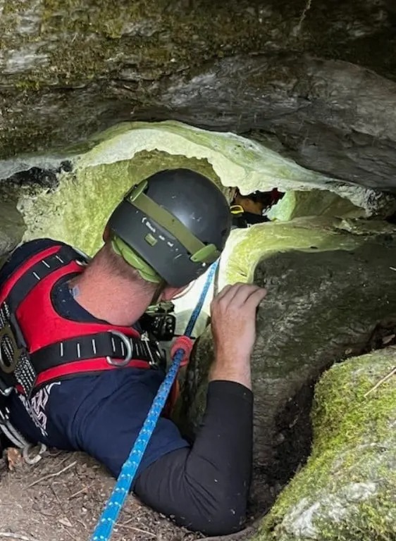 Der Mann steigt in die Hoehle hinab