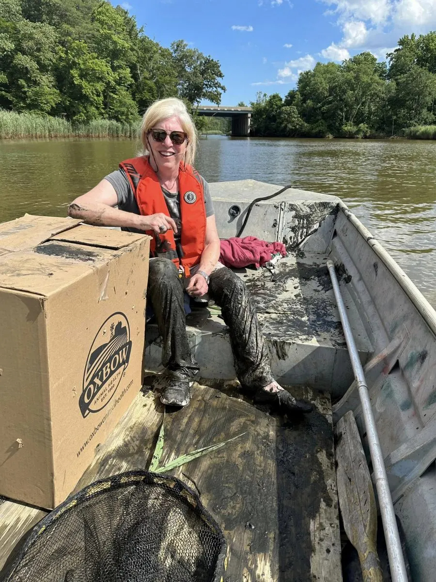 Frau auf einem Boot