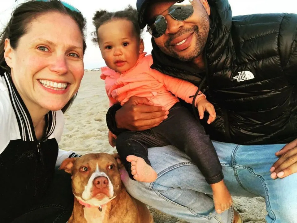 Mann Frau und Baby mit einem Pitbull