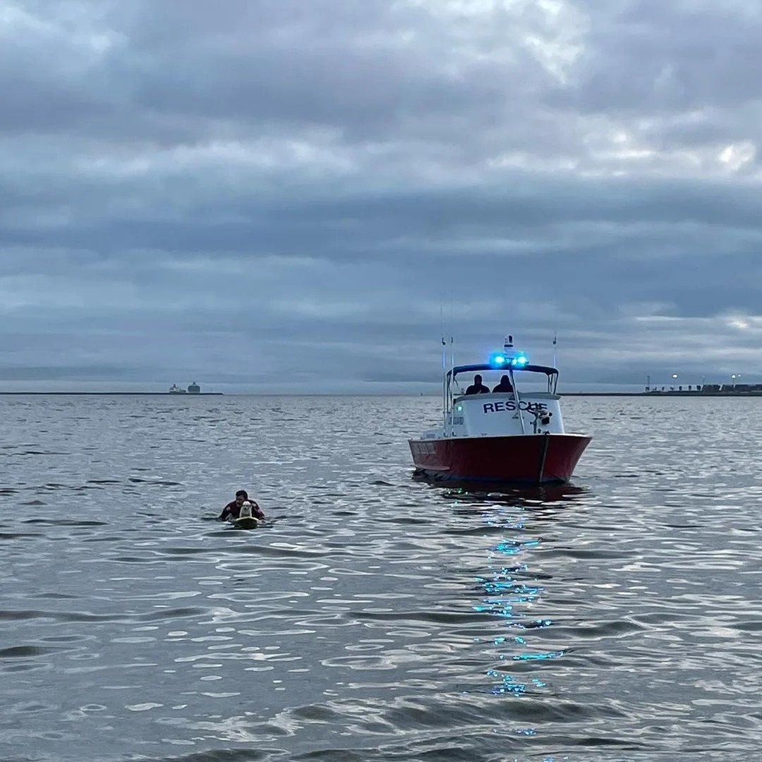 Retter finden Hund im Meer