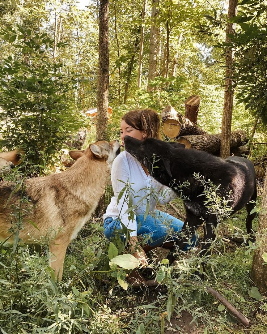 Frau und zwei Wolfshunde im Wald