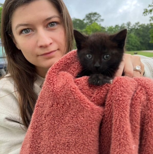 Frau haelt ein Katzenbaby