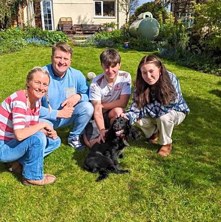 Hund mit seiner neuen Familie