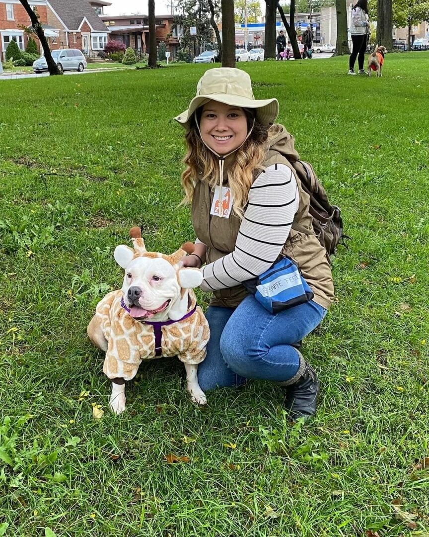 Frau und Hund auf Gras